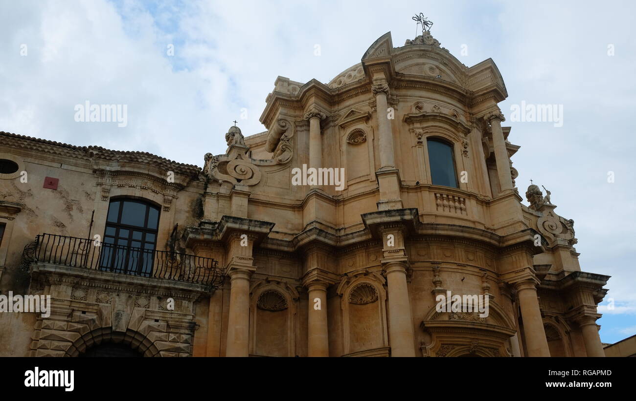 Città di Noto. Provincia di Siracusa, in Sicilia. Questa è la facciata della chiesa di San Domenico, design e costruito dall'architetto Rosario Gagliardi. Foto Stock