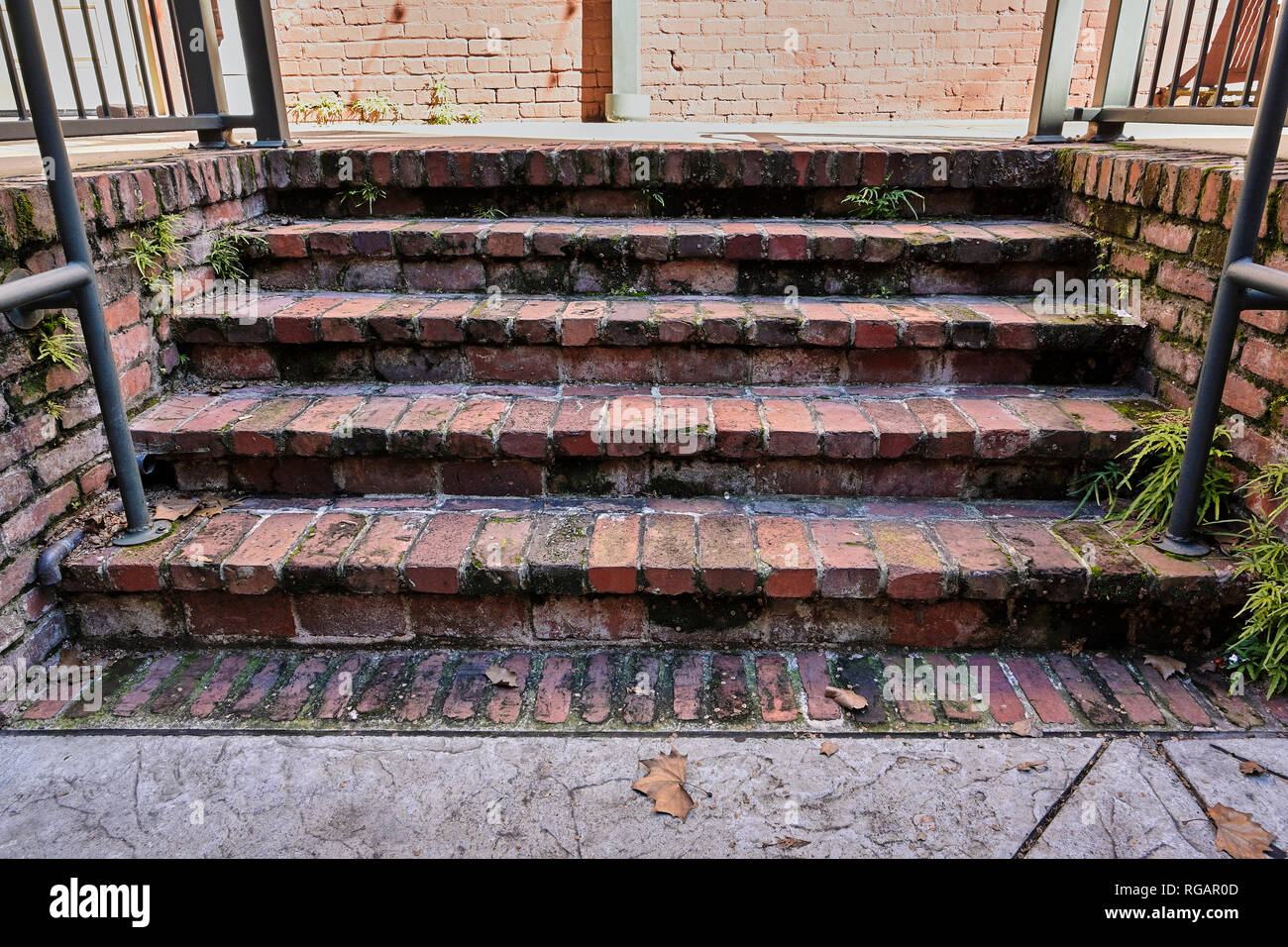 Vecchia Guardia mattone scale o la scala nel vicolo che dal quartiere degli intrattenimenti di Montgomery in Alabama, Stati Uniti d'America. Foto Stock
