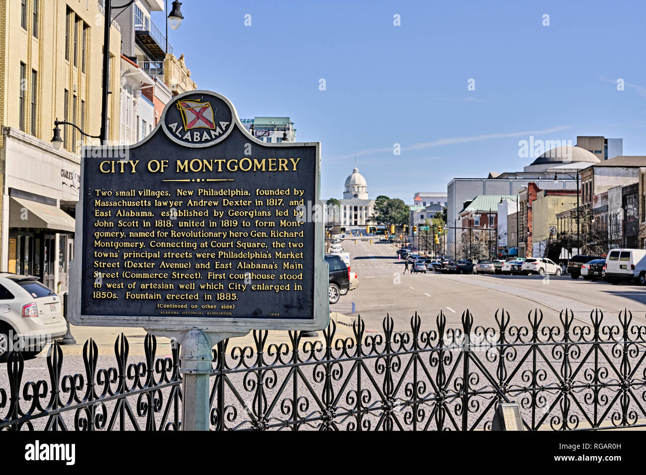 Marcatore storico che descrive la città di Montgomery in Alabama fondazione con Dexter Avenue e il Campidoglio in background in Montgomery AL, Stati Uniti d'America. Foto Stock
