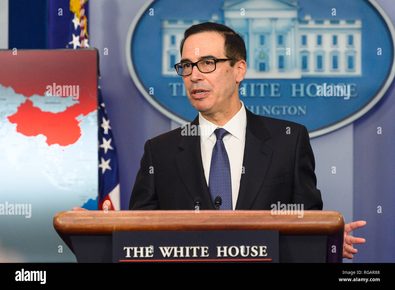 Steven Mnuchin, Stati Uniti Segretario del Tesoro, nella Casa Bianca Press Briefing Room alla Casa Bianca di Washington, DC. Foto Stock