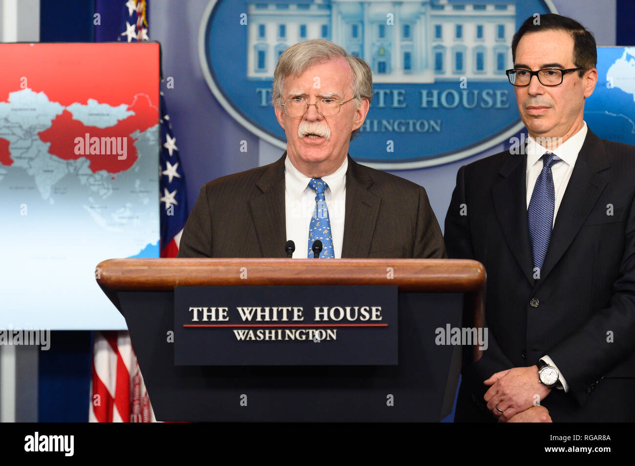 John Bolton, National Security Advisor degli Stati Uniti, e Steven Mnuchin, Stati Uniti Segretario del Tesoro, nella Casa Bianca Press Briefing Room alla Casa Bianca di Washington, DC. Foto Stock