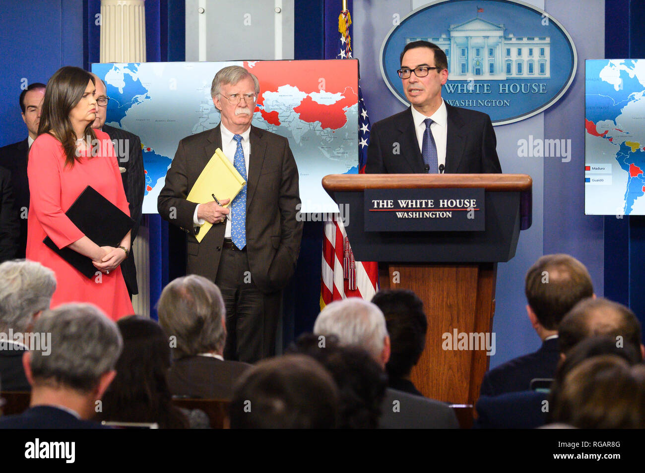 Segretario stampa della Casa Bianca Sarah Sanders, John Bolton, National Security Advisor degli Stati Uniti, e Steven Mnuchin, Stati Uniti Segretario del Tesoro, nella Casa Bianca Press Briefing Room alla Casa Bianca di Washington, DC. Foto Stock
