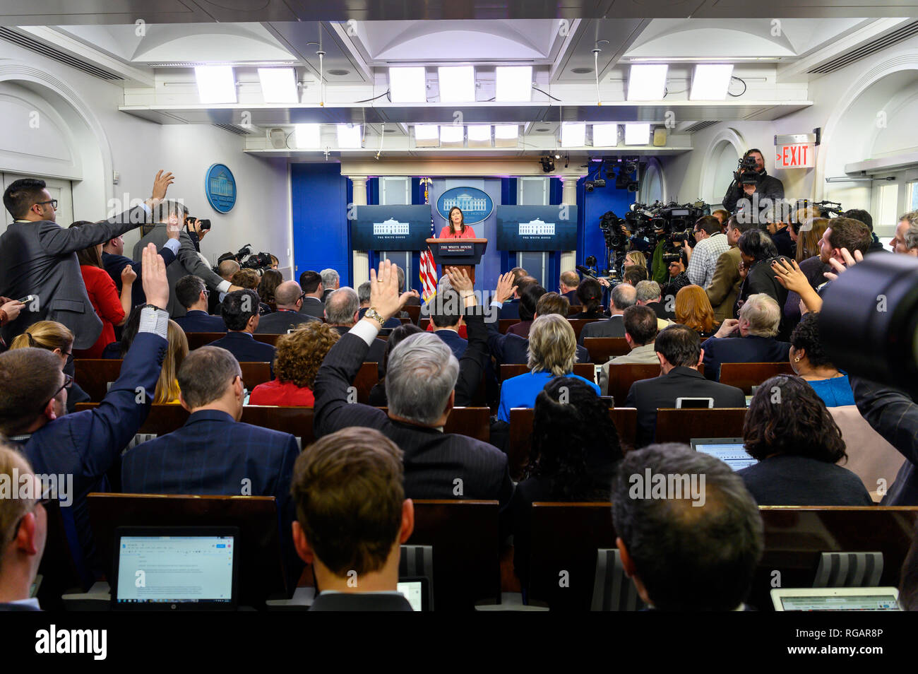 I giornalisti visto partecipare alla conferenza stampa mentre segretario stampa della Casa Bianca Sarah Sanders nella Casa Bianca Press Briefing Room alla Casa Bianca di Washington, DC. Foto Stock