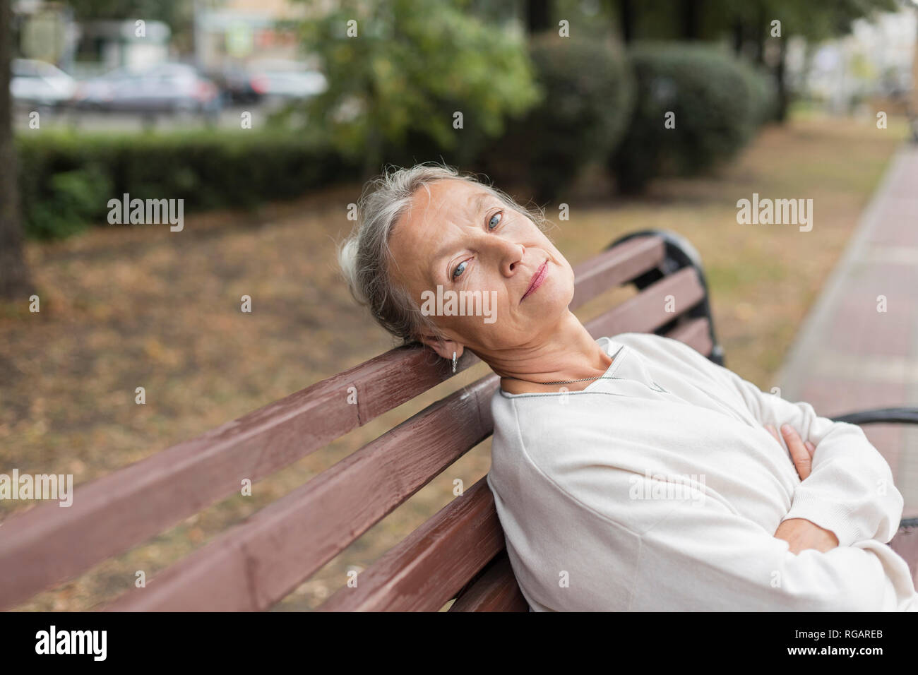 Ritratto di donna senior relax su un banco di lavoro Foto Stock