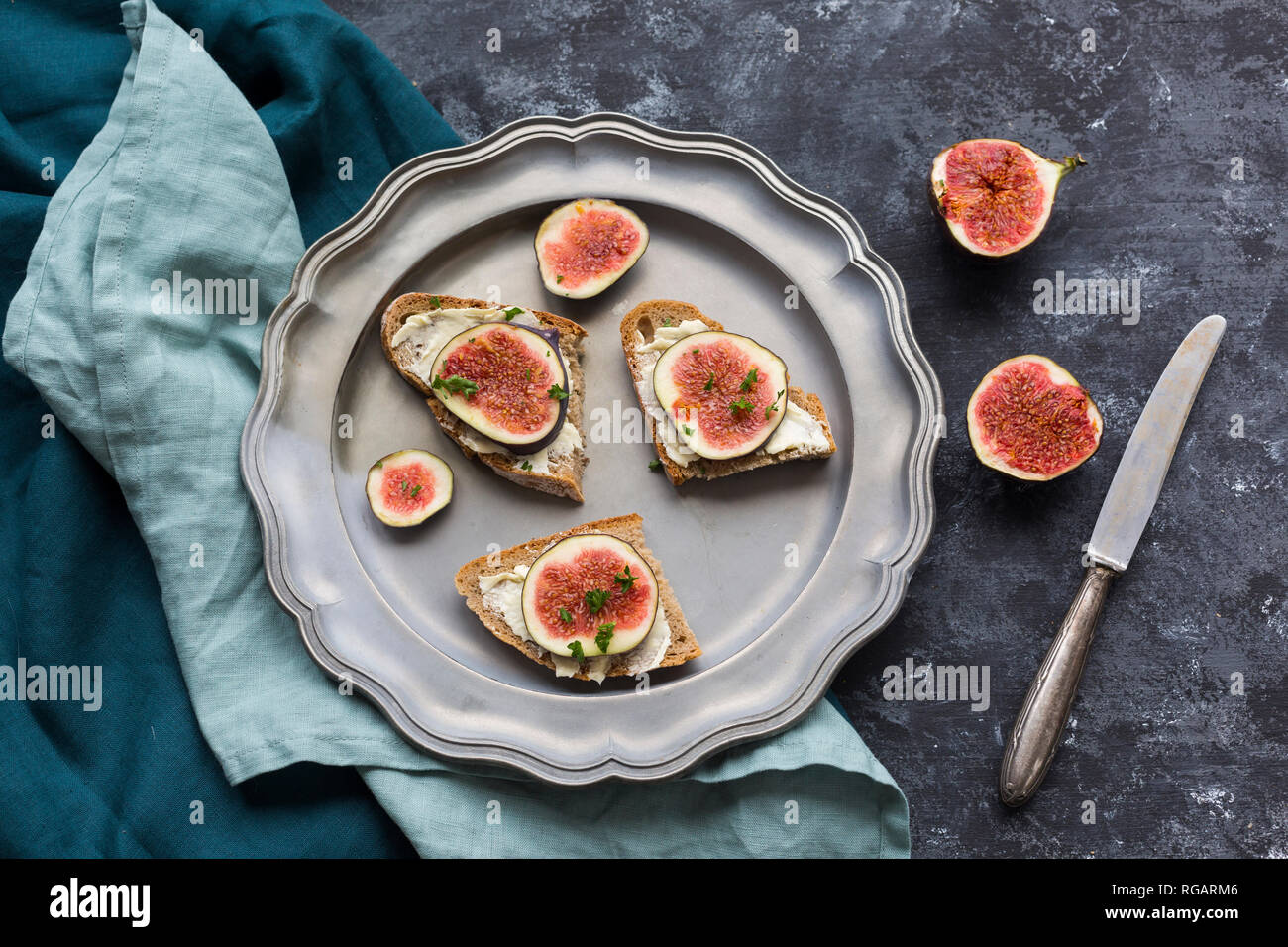 Fette di pane imburrate con fette di figure sulla piastra di stagno Foto Stock