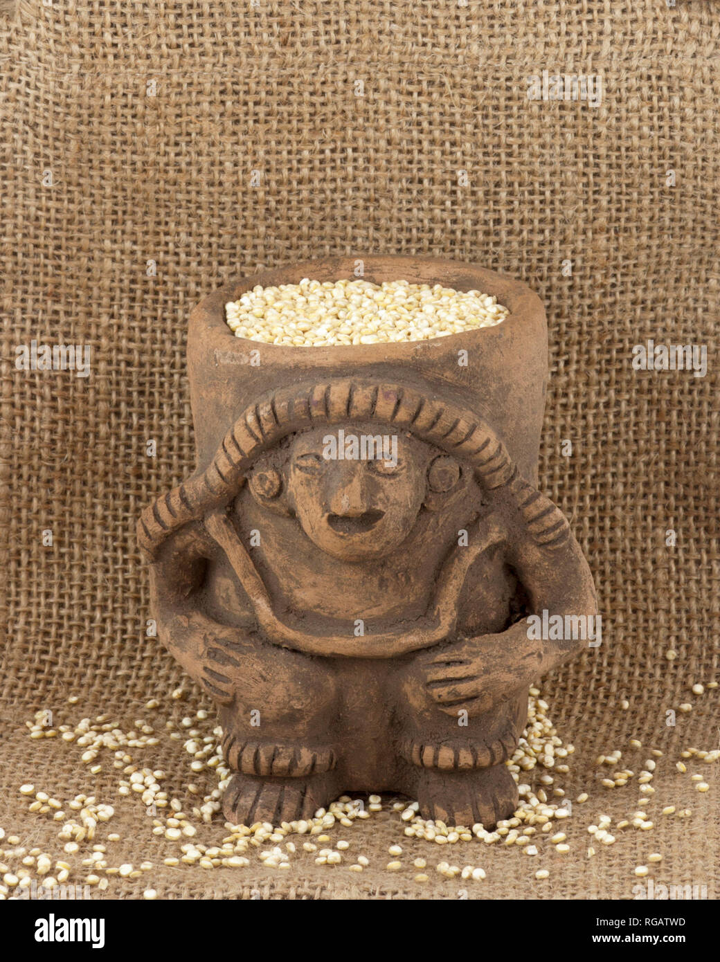 Golden organico Quinoa (Chenopodium quinoa) in Inca pentola di creta dalla provincia di Imbabura del nord dell'Ecuador Foto Stock