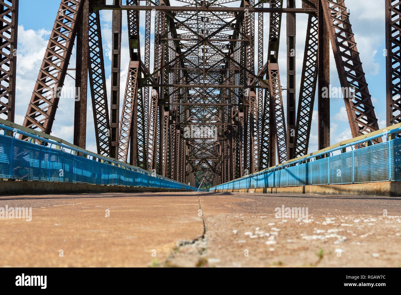 La vecchia catena di rocce si estende a ponte tra il Missouri e Illinois ed è parte della storica Route 66. Foto Stock