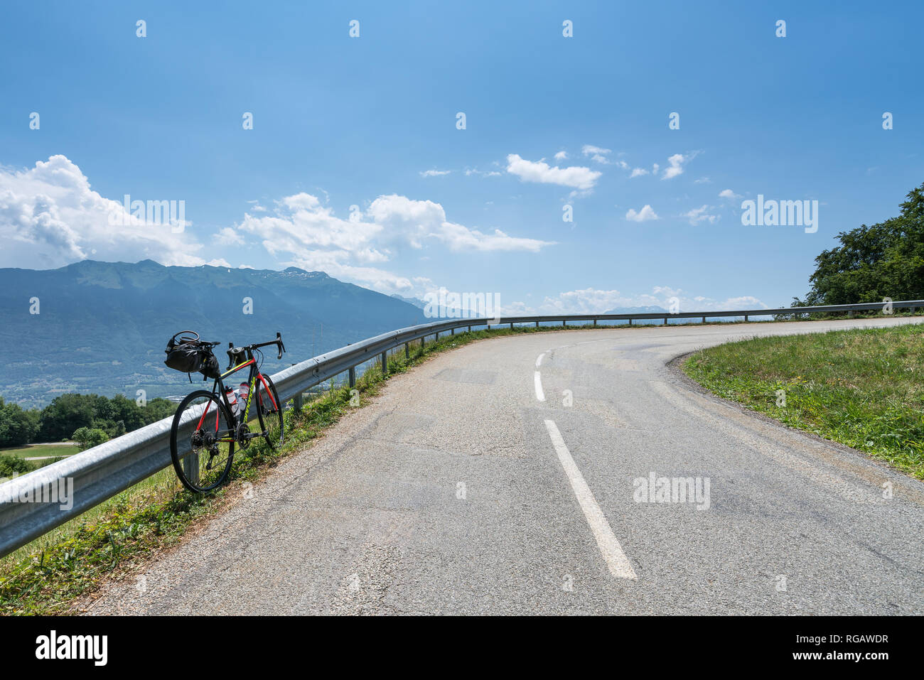 Escursioni in bicicletta fino al Col de Tamie passano nelle vicinanze del Albertville, Francia Foto Stock