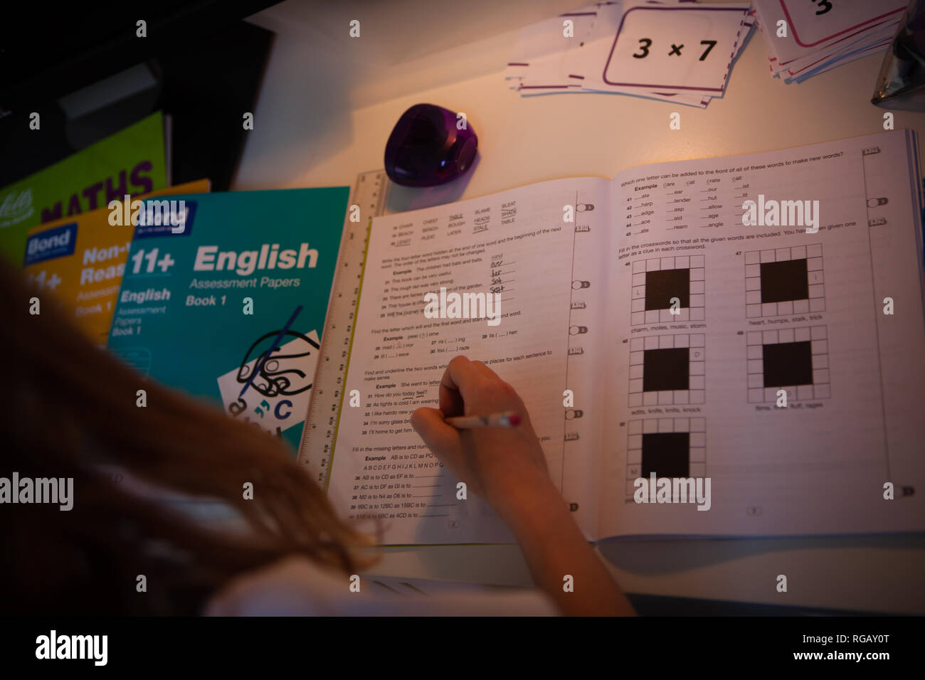 Oltre dovrebbe shot della ragazza facendo excersies matematica Foto Stock