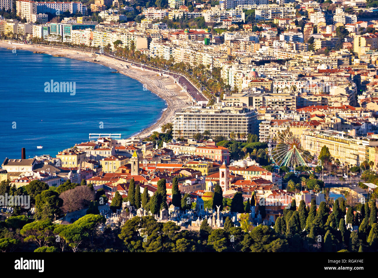 Città di Nizza e dalla Promenade des Anglais waterfront vista aerea, riviera francese, Alpes Maritimes dipartimento di Francia Foto Stock