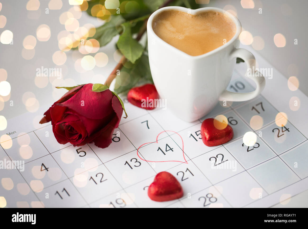 Chiusura del calendario, cuori, caffè e una rosa rossa Foto Stock