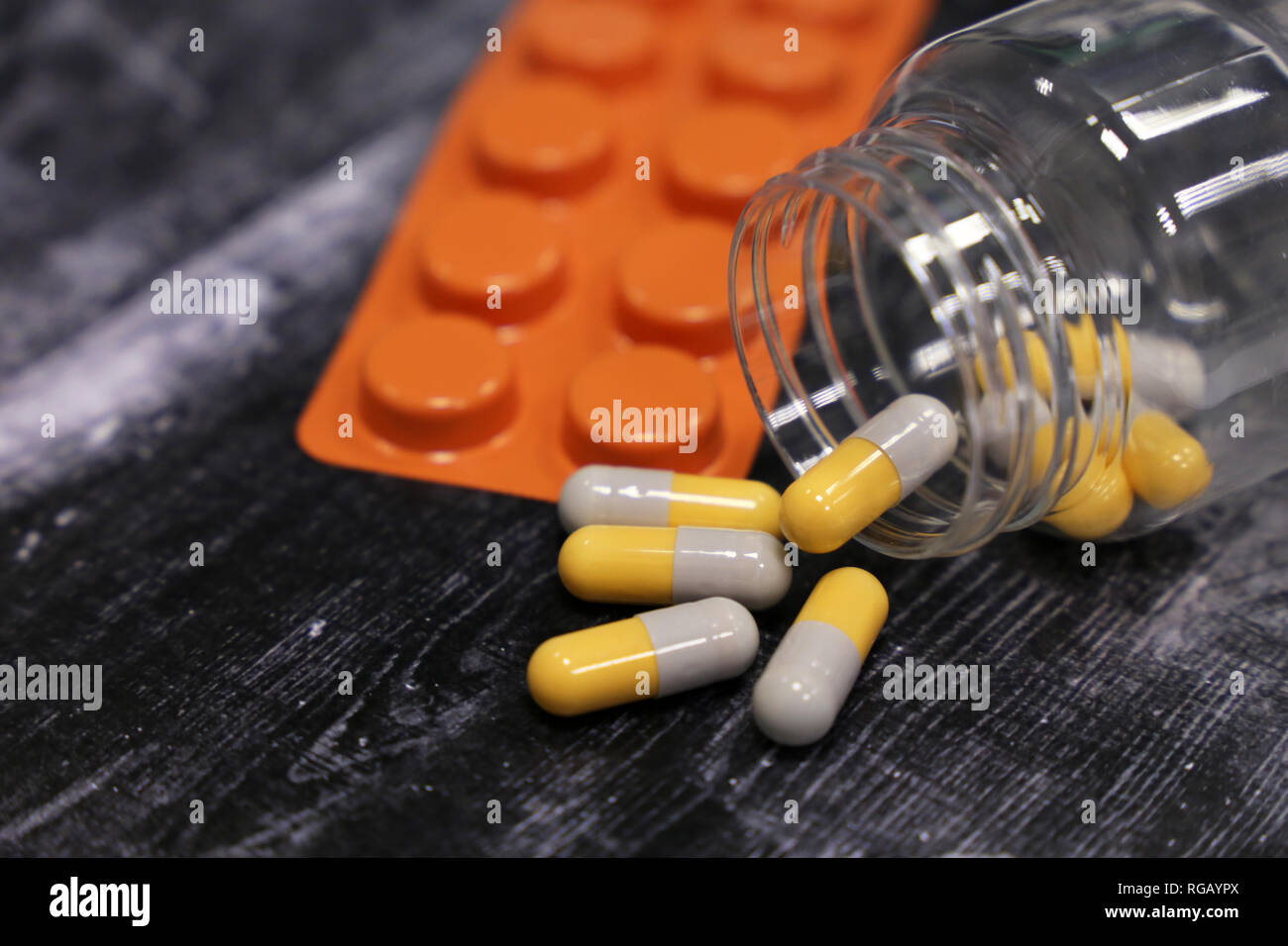 Capsule e blister di pillole su legno scuro, tabella farmaco close-up. Concetto di vitamine, influenza il trattamento anti-depressive, polypharmacy Foto Stock