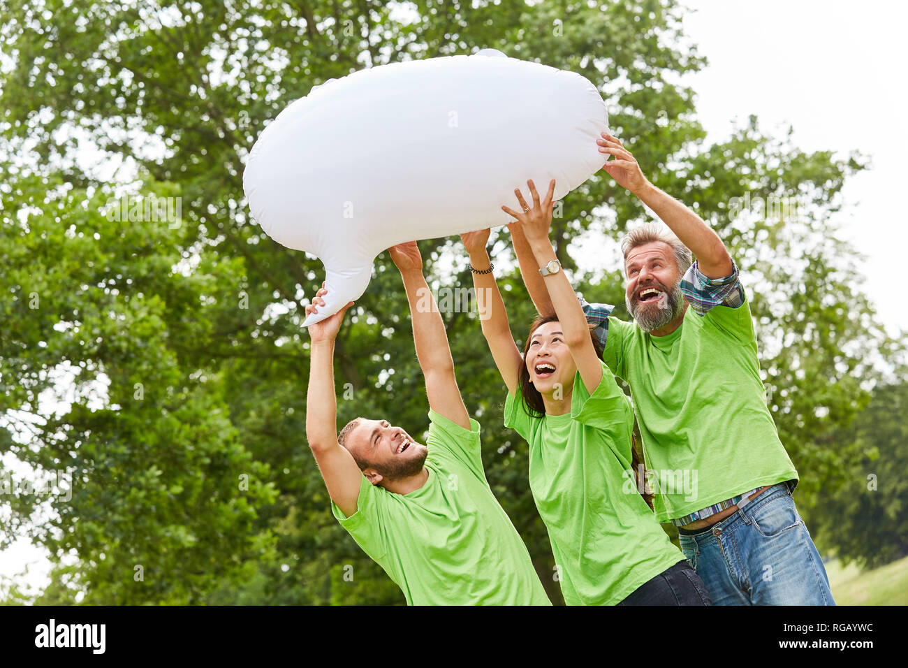 Tre giovani in un contesto ambientale di azione con un palloncino bianco Foto Stock