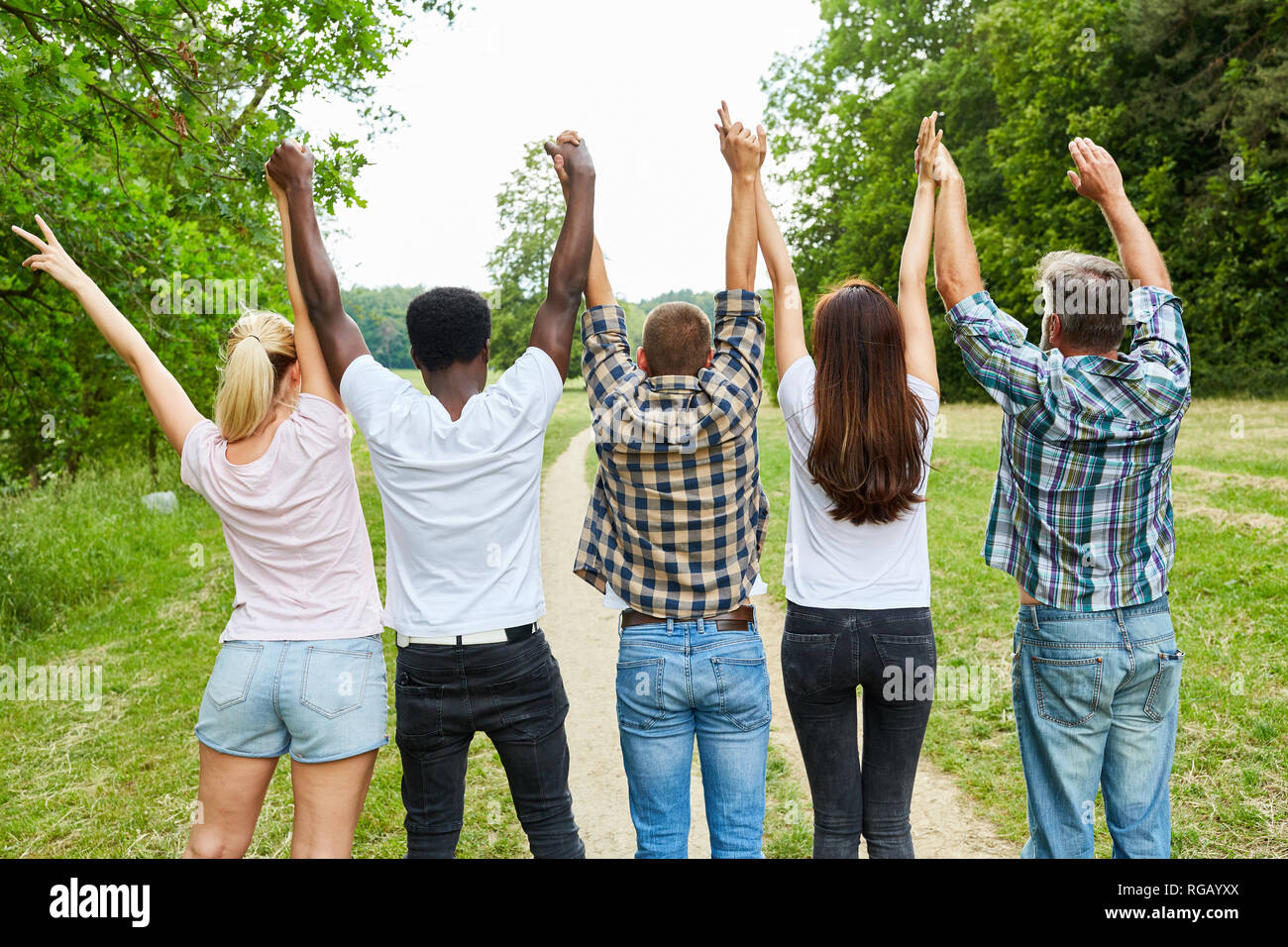 Giovani tifare insieme nel parco come un segno della comunità e spirito di squadra Foto Stock