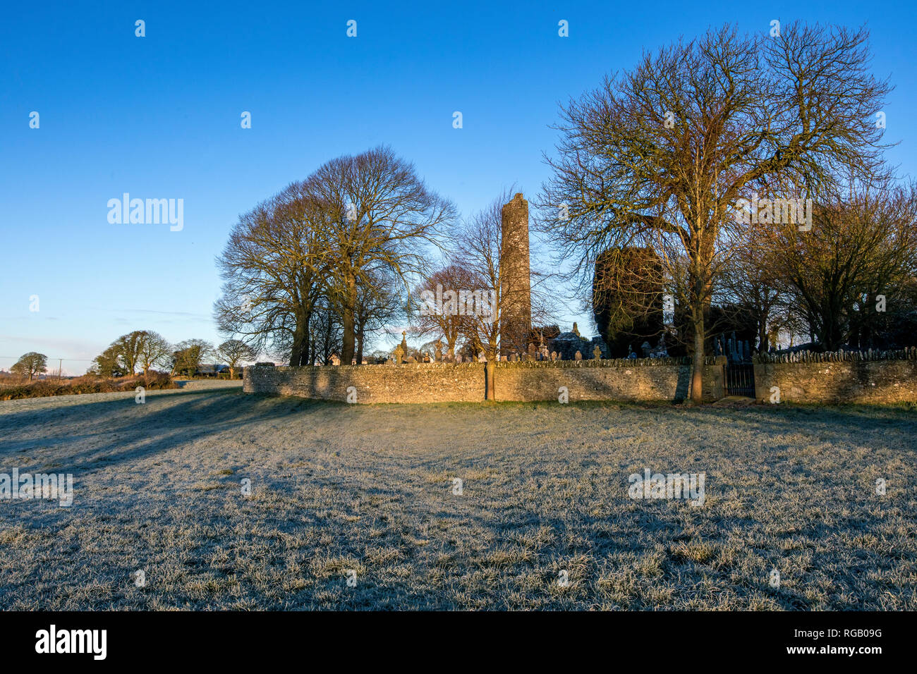 Scena invernale a Monasterboice, nella contea di Louth, Irlanda Foto Stock