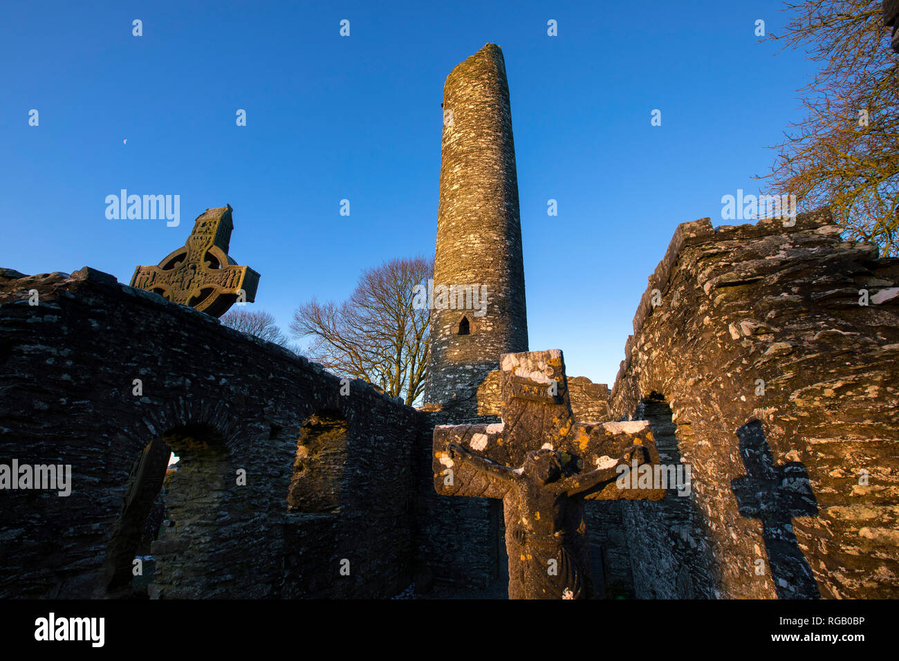 Scena invernale a Monasterboice, nella contea di Louth, Irlanda Foto Stock