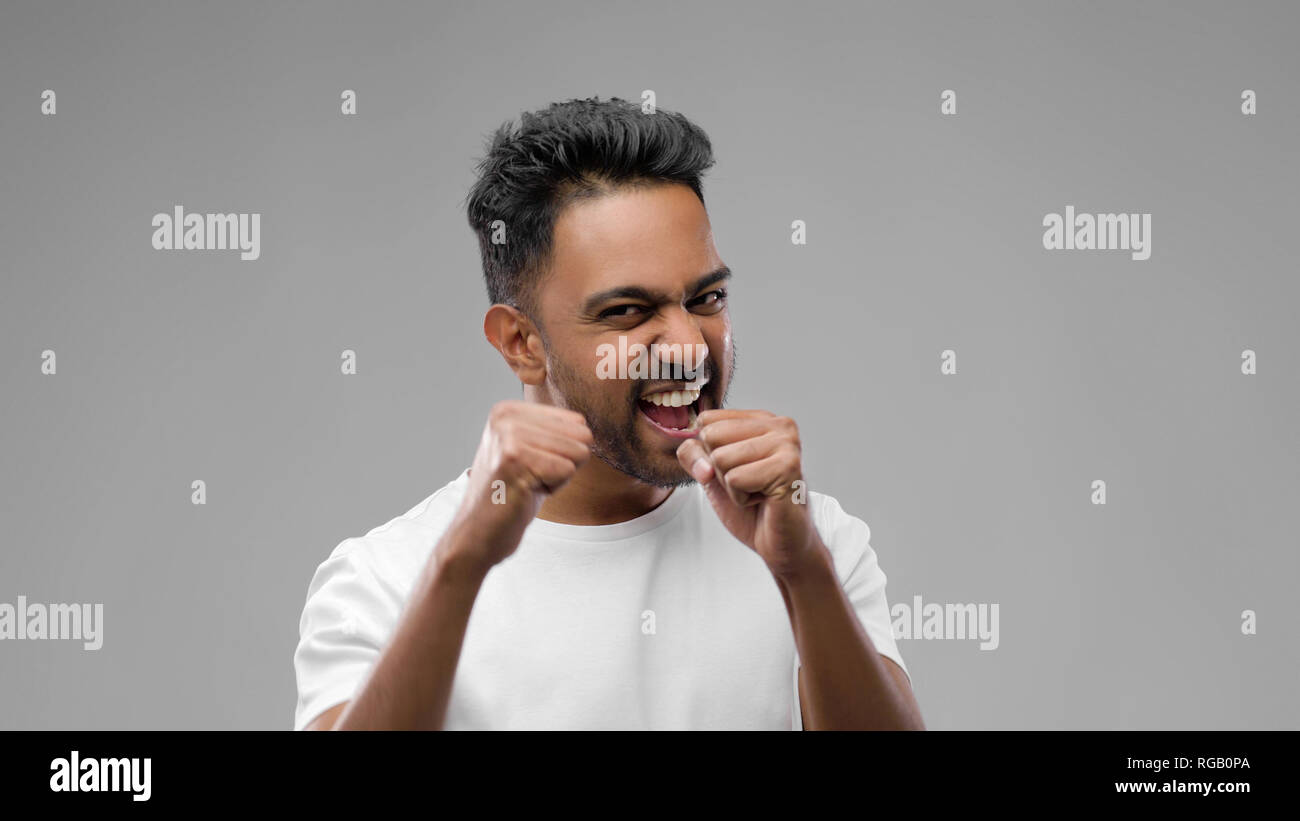 Uomo indiano fingere di combattere o di pugilato Foto Stock