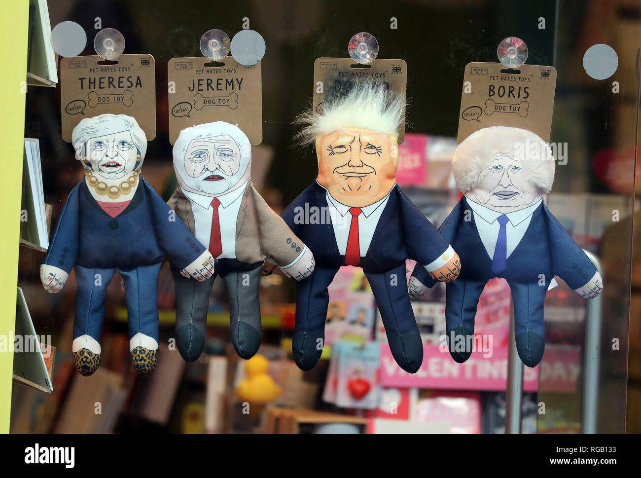 Pic mostra: politico muppets trasformato in cane giocattoli farcite le figure nella vetrina di un negozio di Londra visualizza Theresa Maggio Jeremy Corbyn Donald Trump Boris Foto Stock