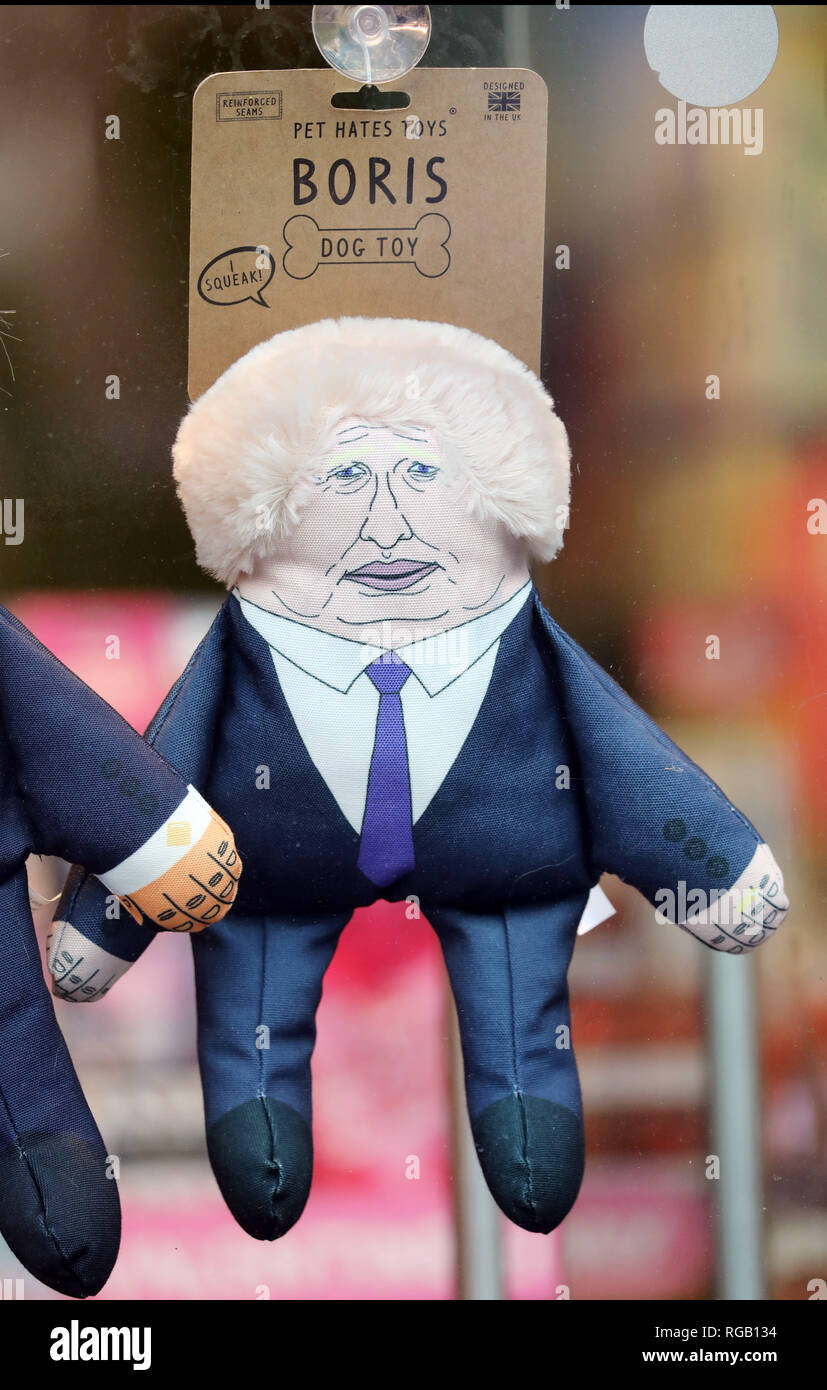 Pic mostra: politico muppets trasformato in cane giocattoli farcite le figure nella vetrina di un negozio di Londra visualizza Theresa Maggio Jeremy Corbyn Donald Trump Boris Foto Stock
