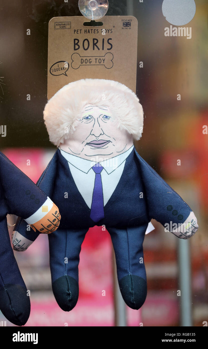 Pic mostra: politico muppets trasformato in cane giocattoli farcite le figure nella vetrina di un negozio di Londra visualizza Theresa Maggio Jeremy Corbyn Donald Trump Boris Foto Stock