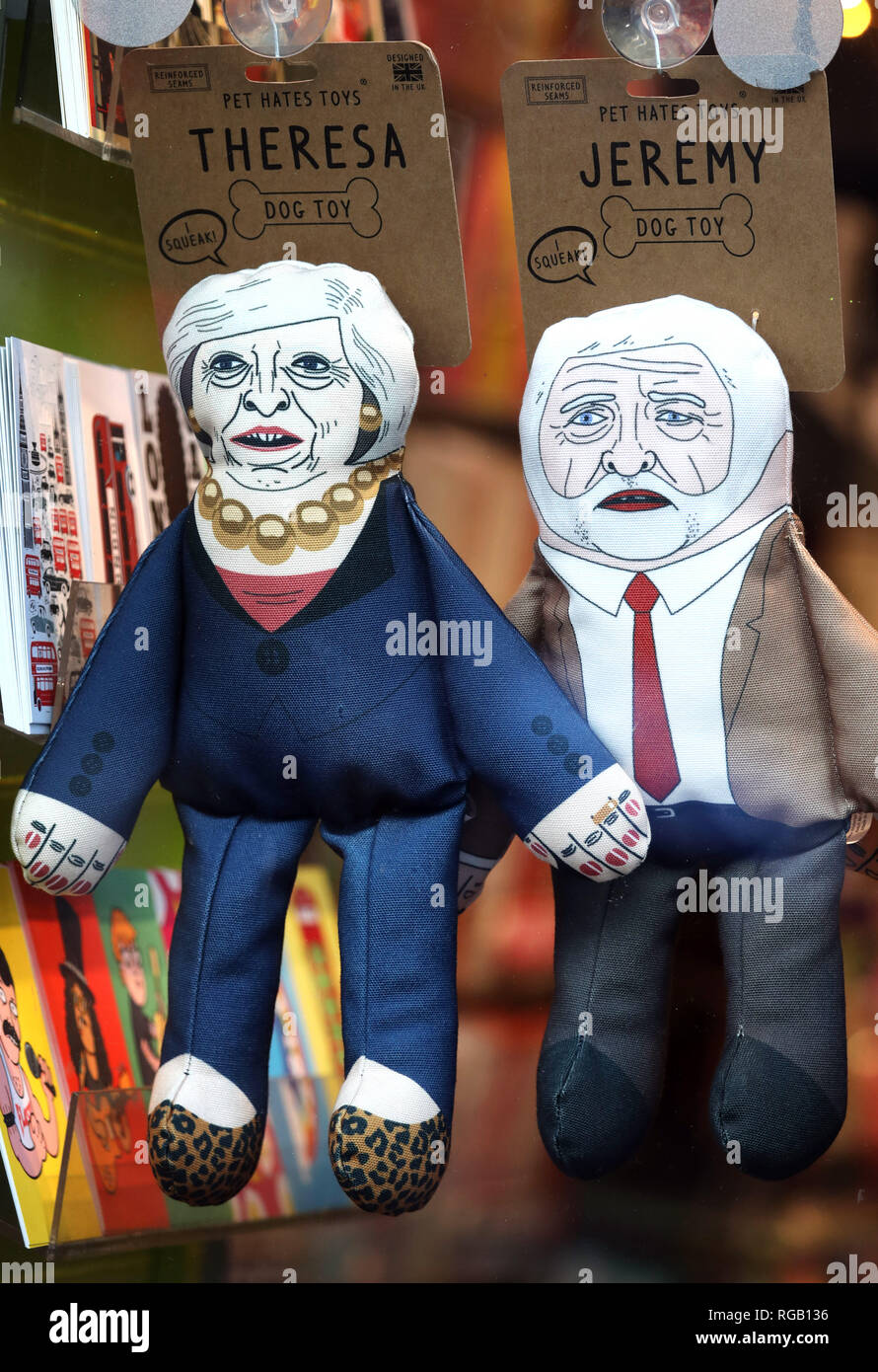 Pic mostra: politico muppets trasformato in cane giocattoli farcite le figure nella vetrina di un negozio di Londra visualizza Theresa Maggio Jeremy Corbyn Donald Trump Boris Foto Stock