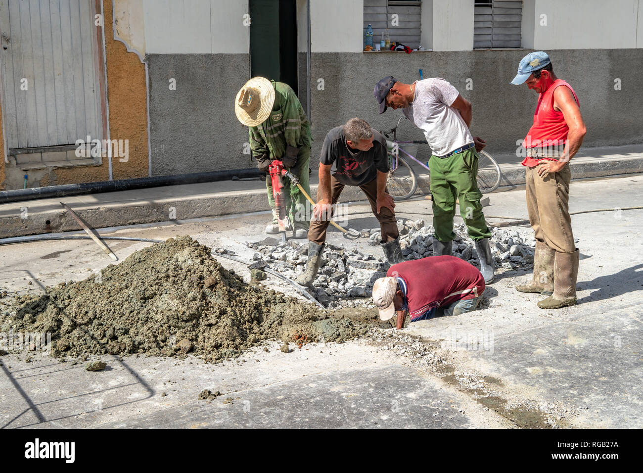 Santa Clara, Cuba, Gennaio 19, 2019: uomini al lavoro sui sistemi di drenaggio di una strada Foto Stock