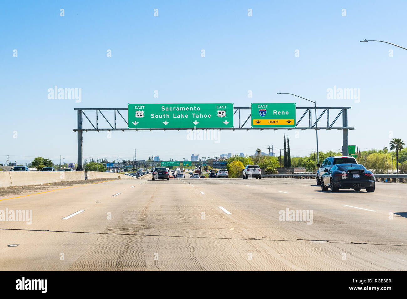 Aprile 14, 2018 a Sacramento / CA / STATI UNITI D'AMERICA - Guida su I50 verso Sacramento, lo skyline del centro cittadino visibile in background Foto Stock