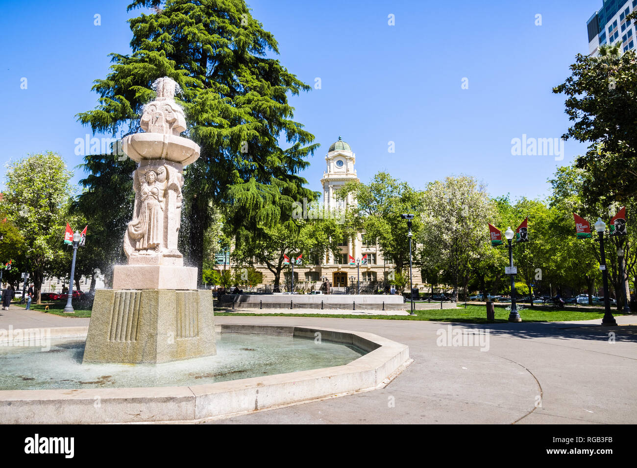 Aprile 14, 2018 a Sacramento / CA / STATI UNITI D'AMERICA - Cesar Chavez Plaza situato di fronte al municipio edificio Foto Stock