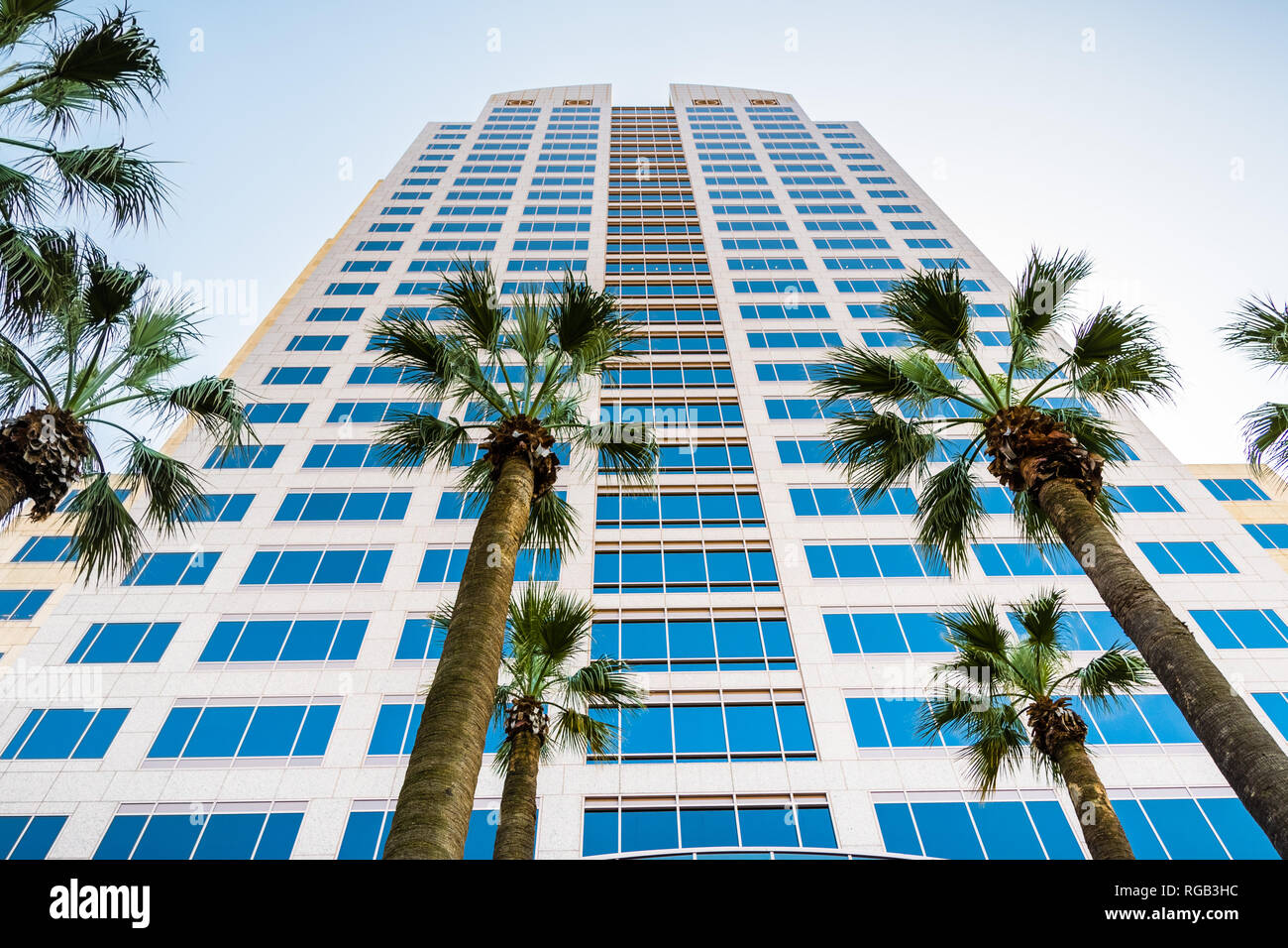 Aprile 14, 2018 a Sacramento / CA / STATI UNITI D'AMERICA - La Wells Fargo Center in downtown area è il più alto edificio della città e ospita diversi business ma Foto Stock