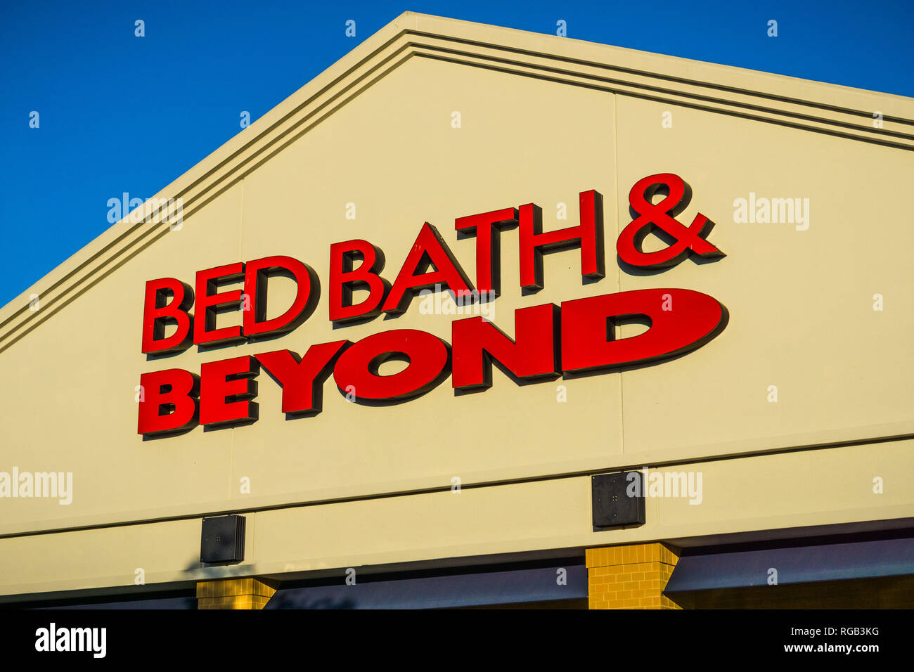 Aprile 20, 2018 San Mateo / CA / STATI UNITI D'AMERICA - Bed Bath & Beyond logo sopra l'entrata di uno dei negozi nella zona della baia di San Francisco Foto Stock