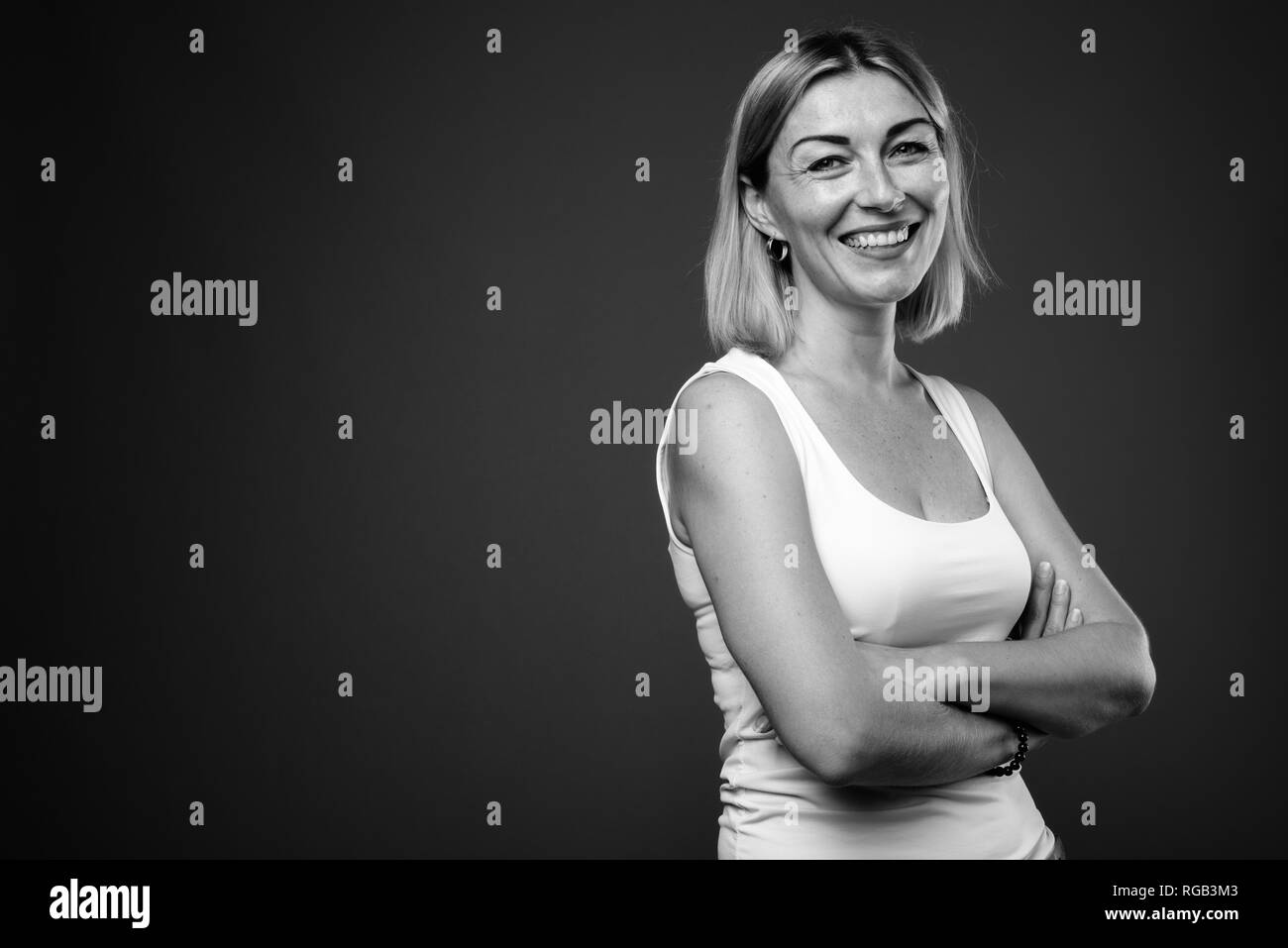 Bella imprenditrice con capelli corti in bianco e nero Foto Stock