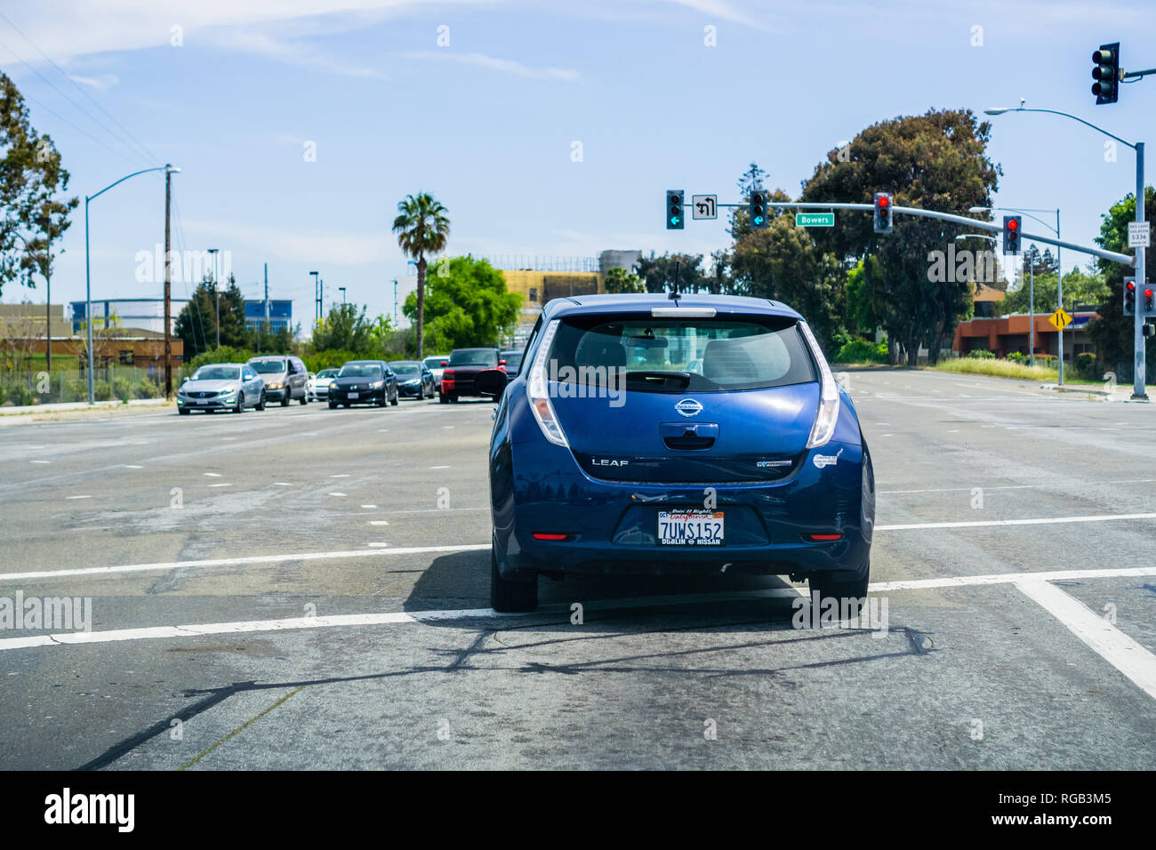 Aprile 22, 2018 Santa Clara / CA / STATI UNITI D'AMERICA - Vista posteriore della Nissan Leaf circa per effettuare una svolta a sinistra in corrispondenza di un incrocio stradale nella parte sud di San Francisco Bay Area, Sili Foto Stock