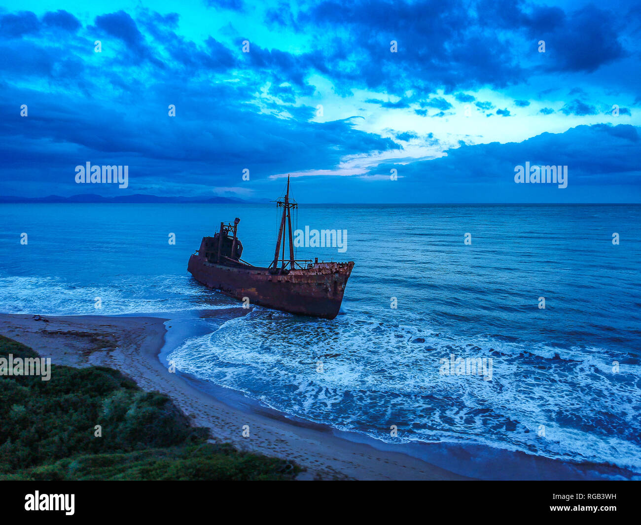 Antenna vista panoramica della costa greca con la famosa Agios Dimitrios naufragio in GHITHIO, Grecia. Un parzialmente affondato metallo arrugginito naufragio Foto Stock