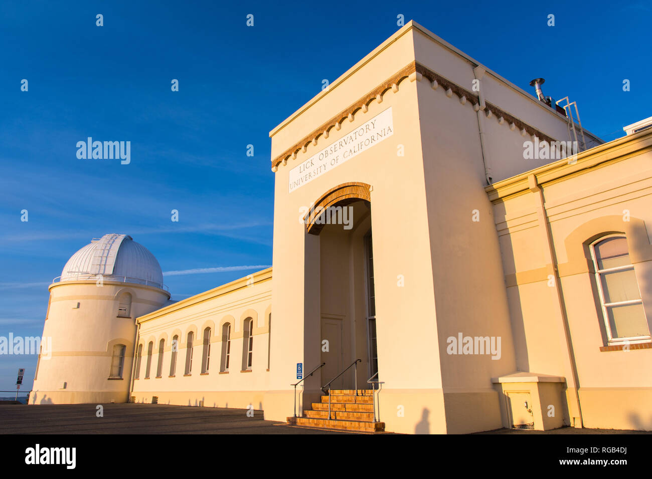 Maggio 19, 2018 San Jose / CA / STATI UNITI D'AMERICA - Veduta della facciata dell'edificio principale del centro storico di leccare osservatorio (completato nel 1888) azionato dall'Univ Foto Stock