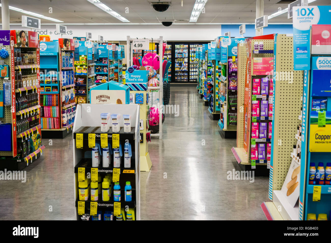 Maggio 23, 2018 Sunnyvale / CA / STATI UNITI D'AMERICA - Vista interna di uno dei negozi Walgreens Foto Stock