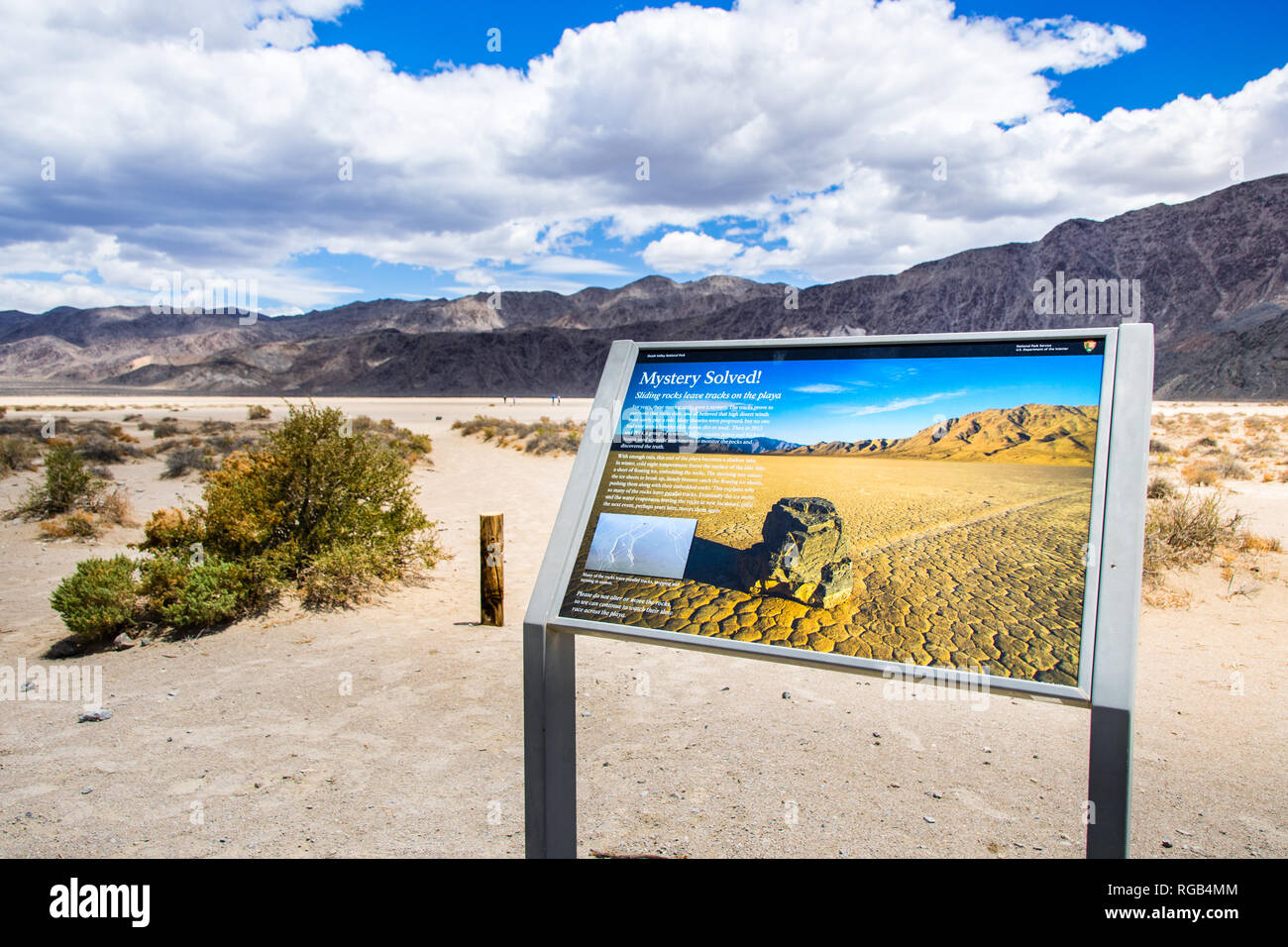 Maggio 27, 2018 Death Valley / CA / STATI UNITI D'AMERICA - Informazioni display fornisce fatti circa la Racetrack Playa Foto Stock