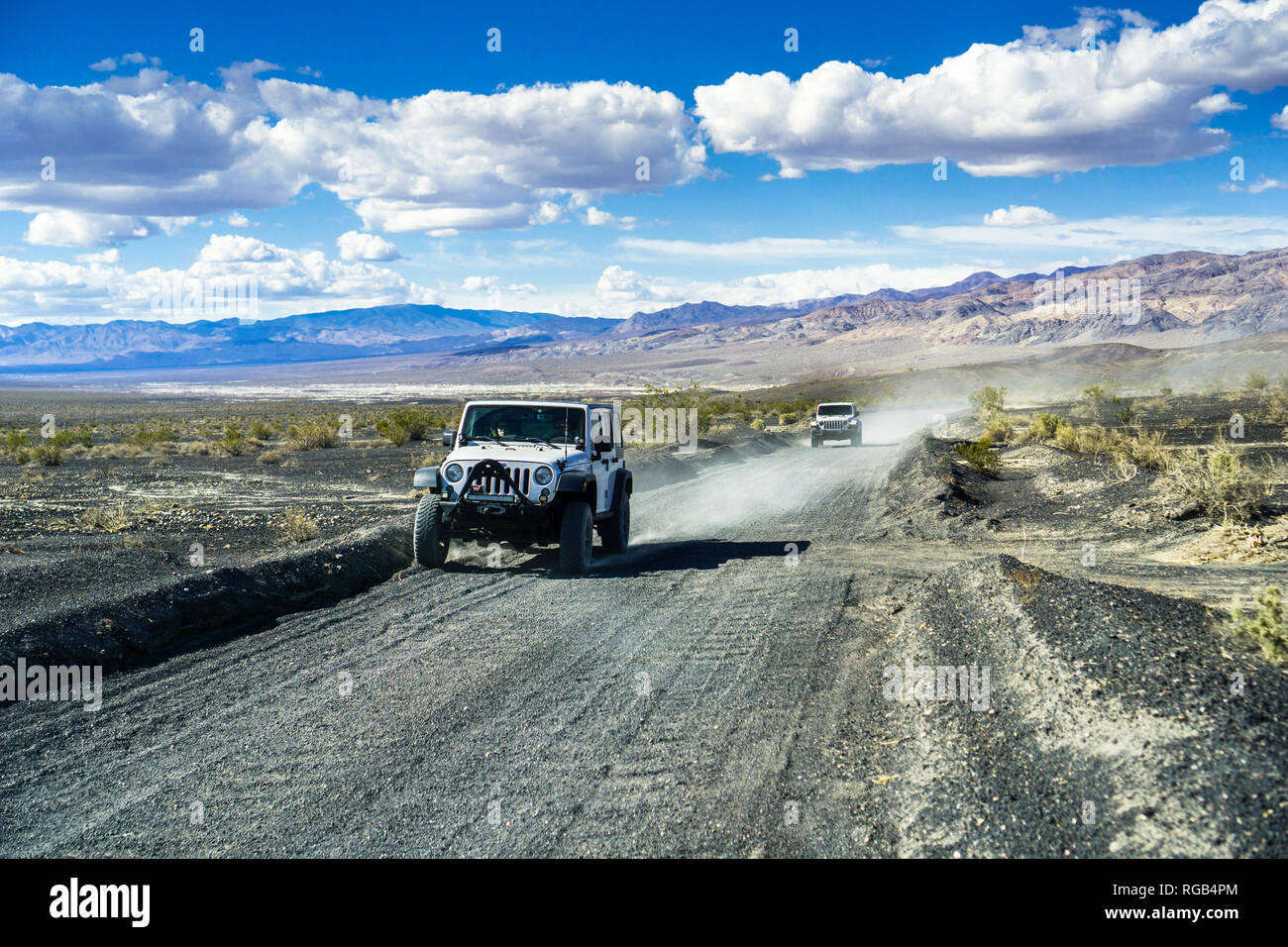 Maggio 27, 2018 Death Valley / CA / STATI UNITI D'AMERICA - Jeep veicoli che viaggiano su una strada sterrata attraverso una remota parte del Parco Nazionale della Valle della Morte Foto Stock