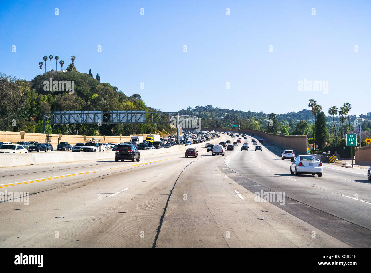 Giugno 8, 2018 Los Angeles / CA / STATI UNITI D'AMERICA - Ampia autostrada andando verso la città; pesante, rallentare il traffico in movimento nella direzione opposta Foto Stock