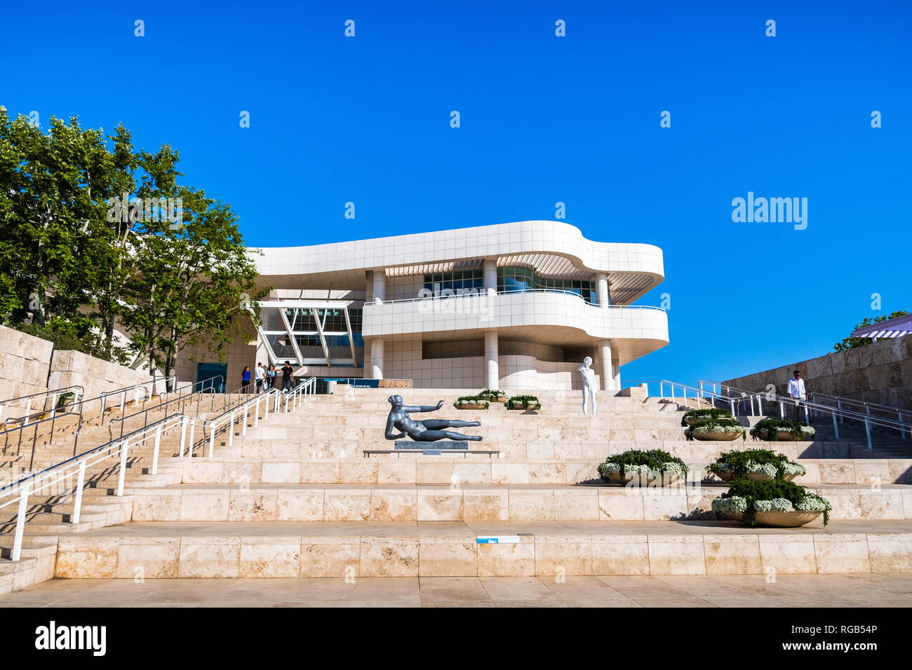 Giugno 8, 2018 Los Angeles / CA / STATI UNITI D'AMERICA - scala che collega la plaza arrivo all' ingresso del museo; il Getty Center, progettato da Richard Meier Foto Stock