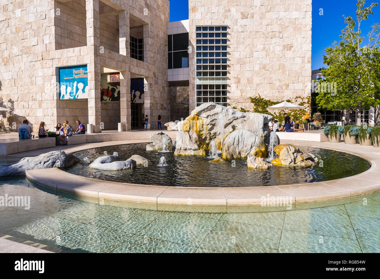 Giugno 8, 2018 Los Angeles / CA / STATI UNITI D'AMERICA - Visitatori appoggiata attorno alla fontana nel cortile del museo del Getty Center Foto Stock