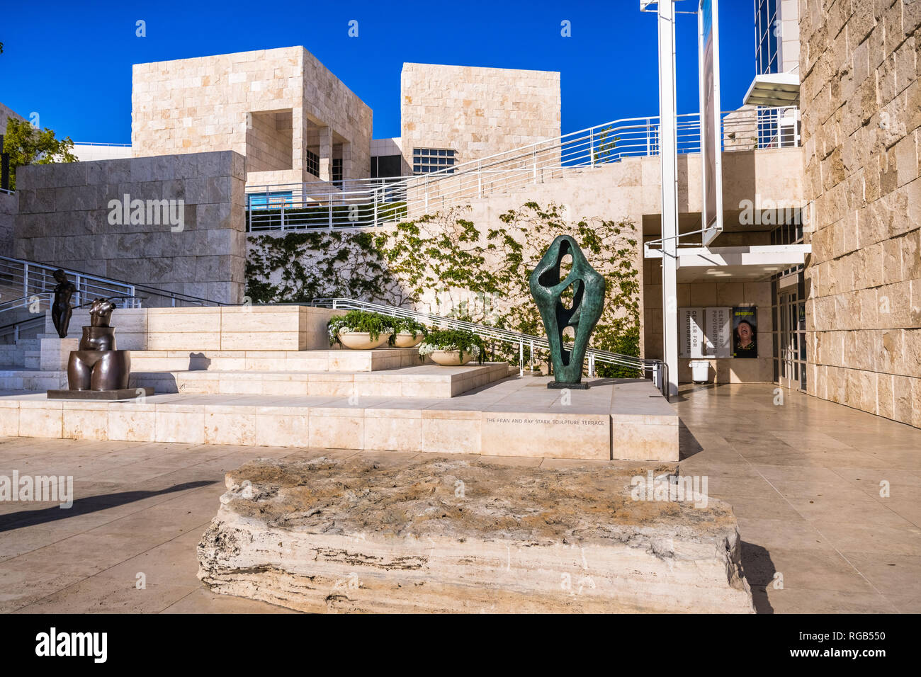 Giugno 8, 2018 Los Angeles / CA / STATI UNITI D'AMERICA - La Fran e Ray Stark scultura Terrazza al Getty Center; Museo edificio rivestito in travertino rock in retro Foto Stock