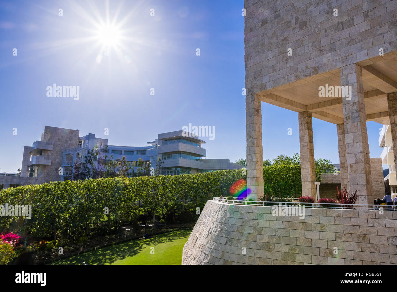 Giugno 8, 2018 Los Angeles / CA / STATI UNITI D'AMERICA - Paesaggio al moderno Centro Getty; guardando medievale colonnato e pareti rivestite in travertino in primo piano; Foto Stock