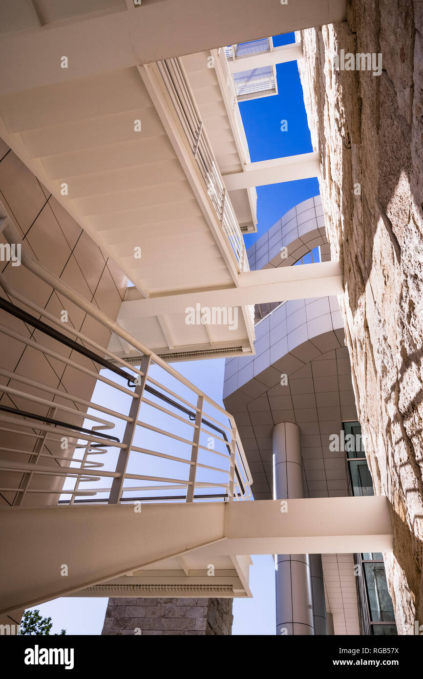 Giugno 8, 2018 Los Angeles / CA / STATI UNITI D'AMERICA - scala esterna presso il Getty Center, complesso progettato dall'architetto Richard Meier Foto Stock