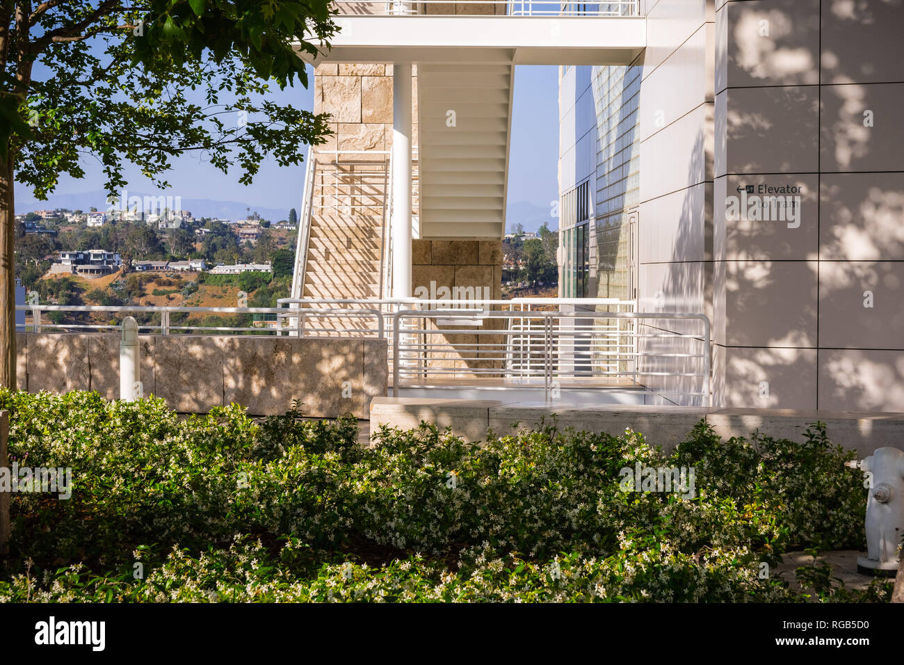 Giugno 8, 2018 Los Angeles / CA / STATI UNITI D'AMERICA - dettagli architettonici di uno degli edifici di Getty Center; star fiori di gelsomino che fiorisce in background; h Foto Stock