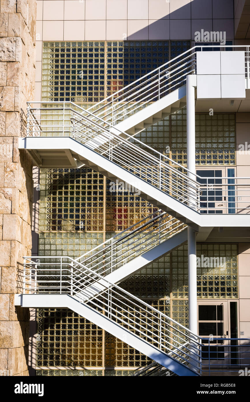 Giugno 8, 2018 Los Angeles / CA / STATI UNITI D'AMERICA - Esterno scala di metallo al di fuori di uno degli edifici di Getty Center progettato da Richard Meier Foto Stock