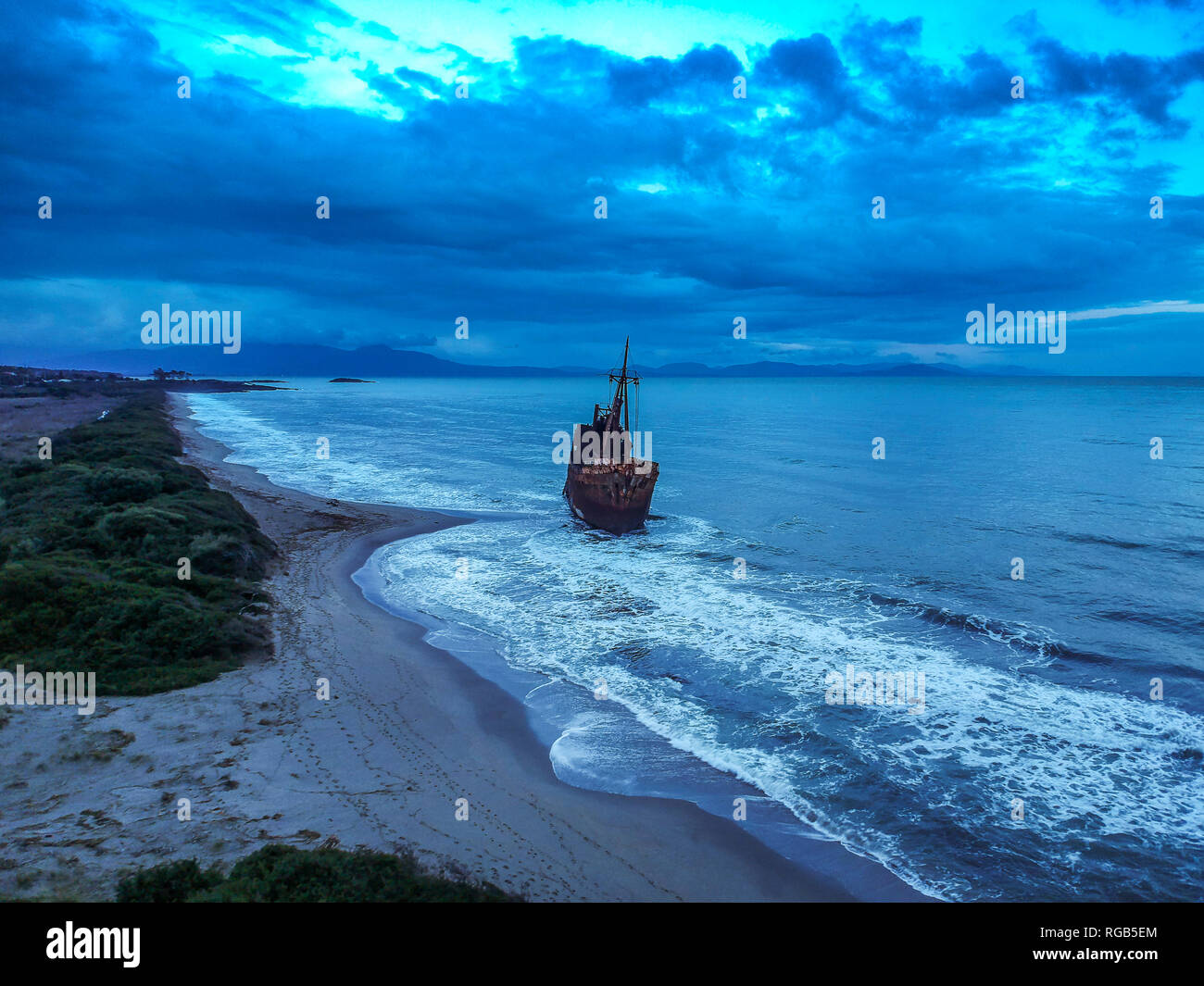 Antenna vista panoramica della costa greca con la famosa Agios Dimitrios naufragio in GHITHIO, Grecia. Un parzialmente affondato metallo arrugginito naufragio Foto Stock