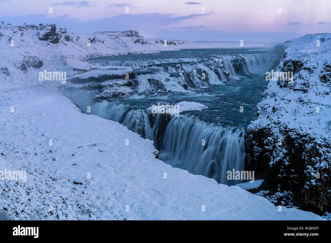 Cascate Gullfoss (la cascata dorata o Golden cade) a sud dell'Islanda in mattina presto luce in inverno Foto Stock