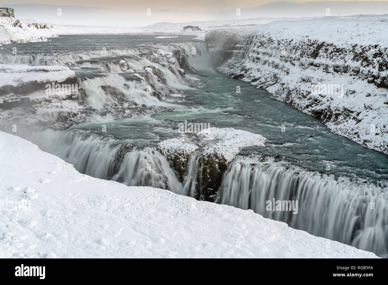 Cascate Gullfoss (la cascata dorata o Golden cade) a sud dell'Islanda in mattina presto luce in inverno Foto Stock