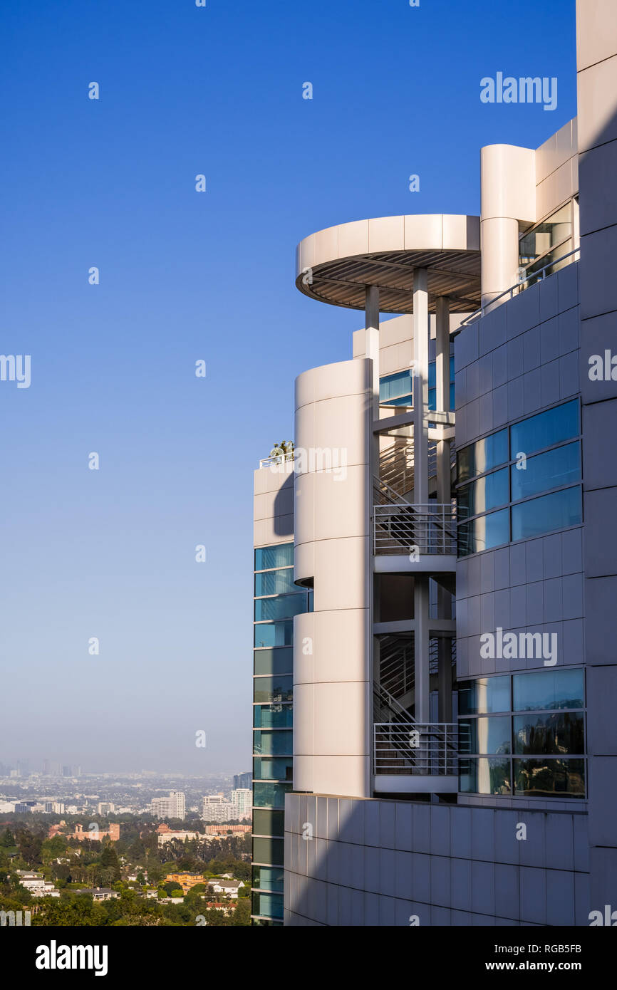 Giugno 8, 2018 Los Angeles / CA / STATI UNITI D'AMERICA - edificio rivestito in alluminio piastrelle di Getty Center, progettato da Richard Meier; la città visibile in backgrou Foto Stock