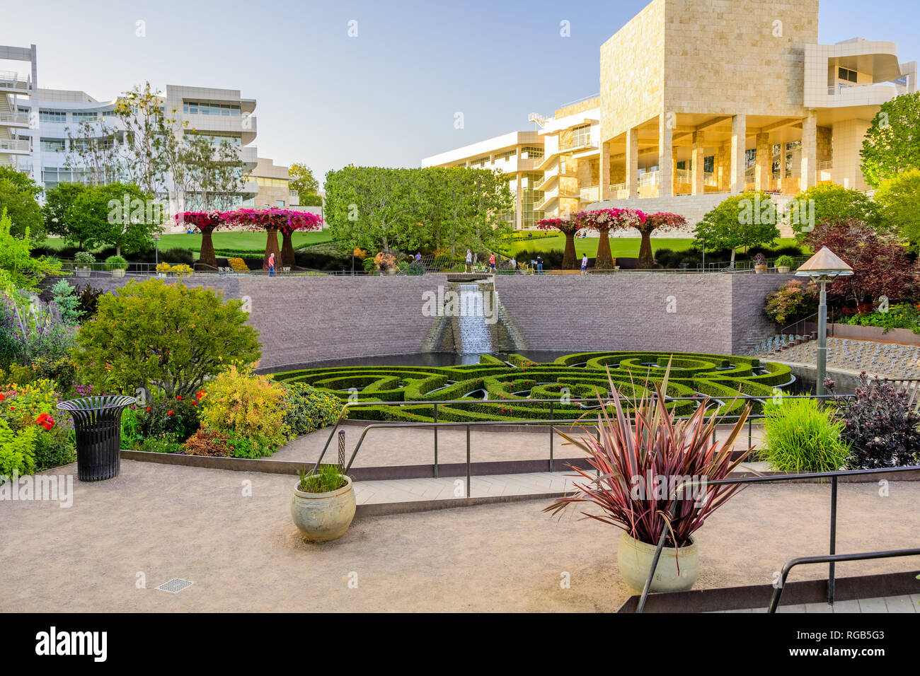 Giugno 8, 2018 Los Angeles / CA / STATI UNITI D'AMERICA - Robert Irwin del giardino centrale di Getty Center al tramonto Foto Stock